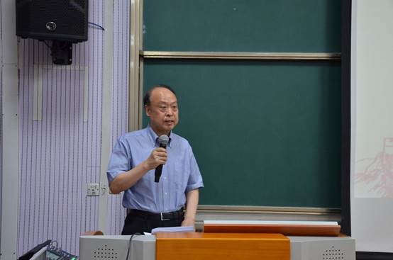 人站在门前中度可信度描述已自动生成