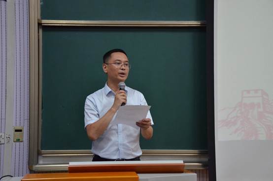 图片包含 人, 男人, 前, 窗户描述已自动生成