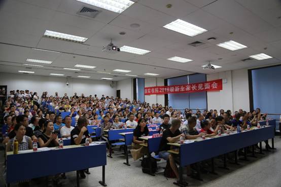 图片包含 天花板, 人员, 室内, 人物描述已自动生成